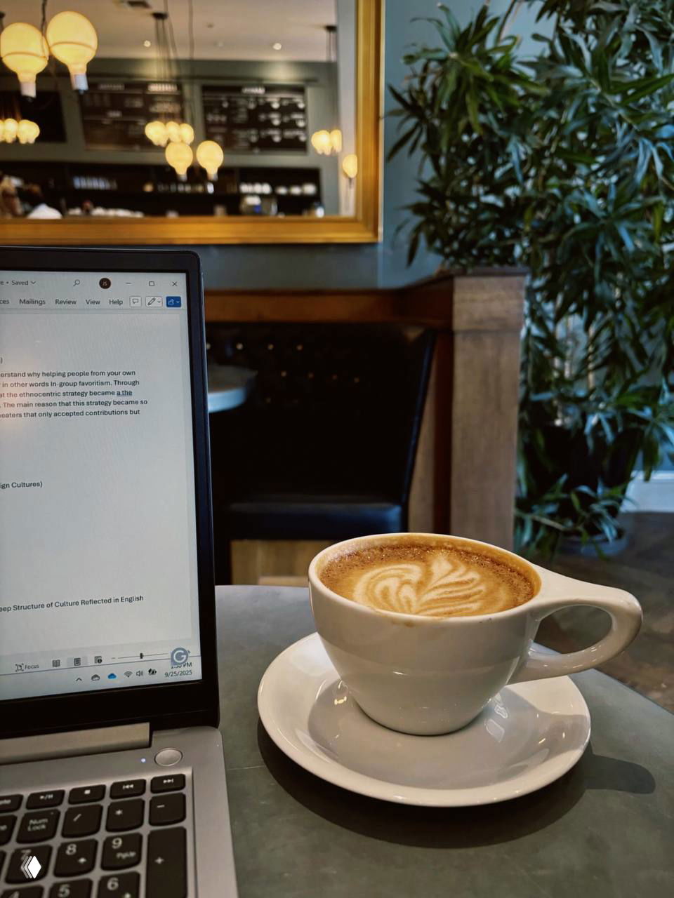 Ноутбук на столе в лобби рядом с чашкой кофе — рабочая сессия в отельном пространстве, иллюстрирующая гибкость и спонтанность гостей.