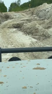 Грязная бездорожная тропа с глубокими колеями и следами шин — участок труднодоступной дороги к мысу на Сахалине.