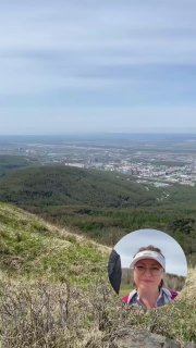 Панорамный вид с вершины на город и окрестные холмы; на переднем плане небольшой inset с автором в панорамнике.