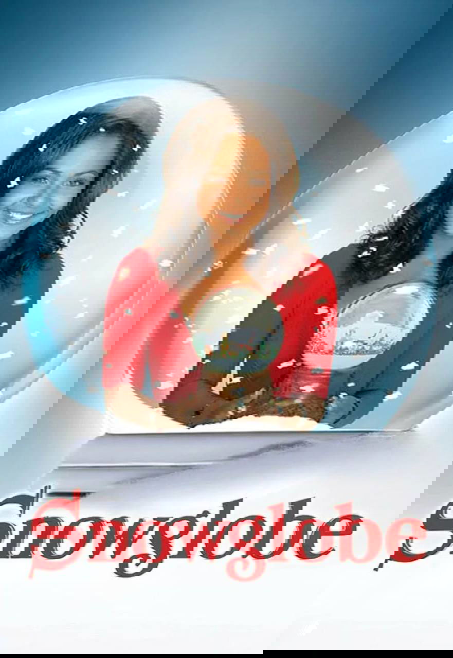 Постер фильма «Снежный шар»: женщина в красном держит стеклянный снежный шар, вокруг падают снежинки на светлом фоне.