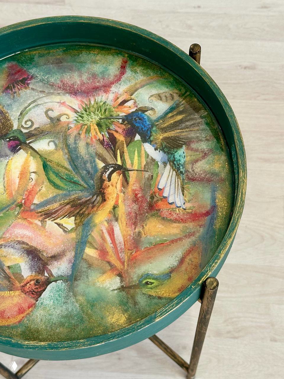 Детальная фотография: колибри в полёте над цветком, текстура красок и переходы зелёно‑золотых оттенков под слоем лака.