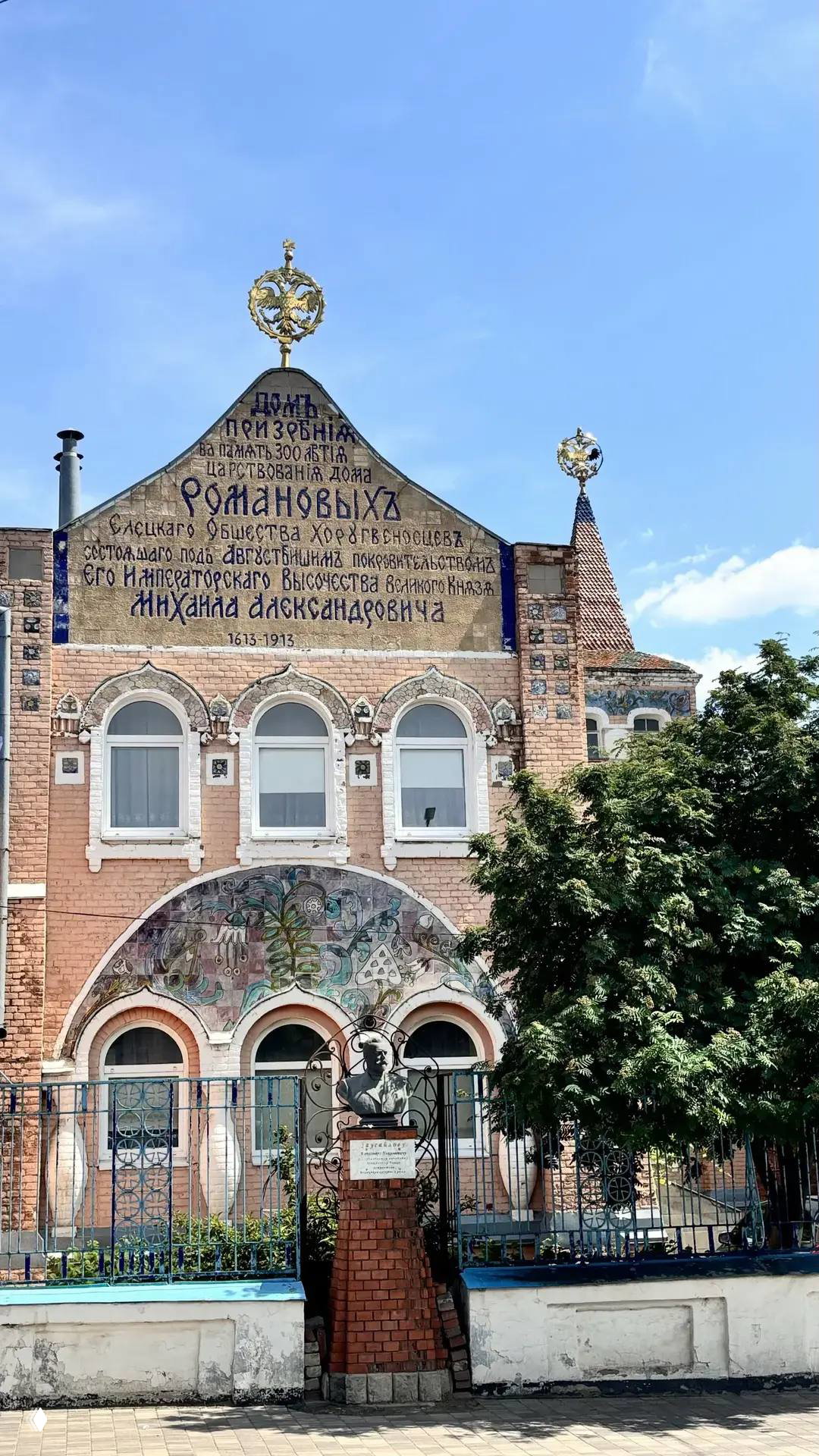 Потолок и окна верхней части каланчи с участками отслоившейся краски и старой обшивки, видно солнечный свет через стекла.