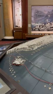 Макет полюсной географии на плоскости музея: модель островов, лёд и подписанные точки с указанием маршрутов и координат.