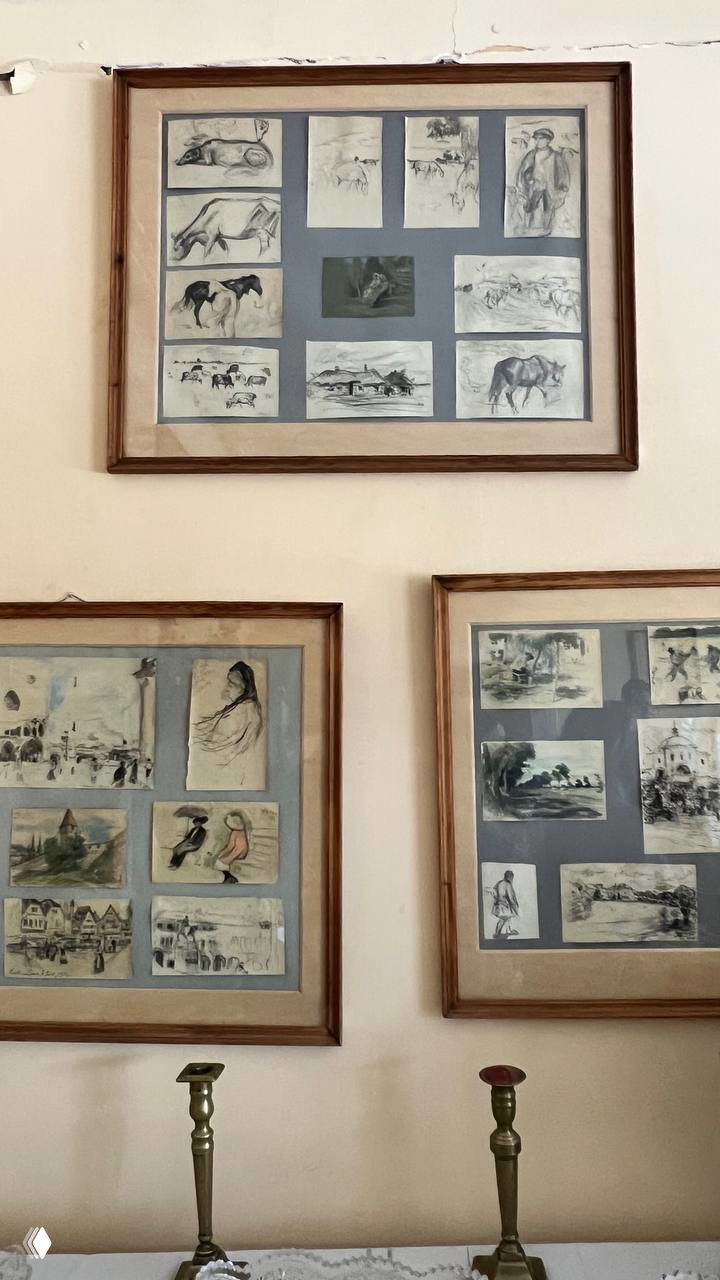 Несколько рамок с графическими зарисовками и этюдами на стене музейного зала — городские виды, люди и быстрые наброски животных и пейзажей.
