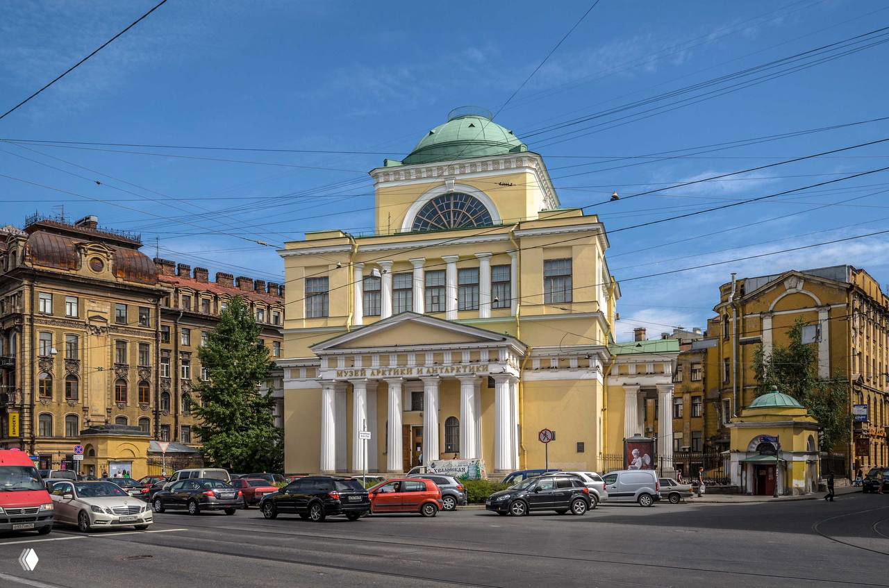 Фасад Музея Арктики и Антарктики в Санкт‑Петербурге: здание бывшей церкви с колоннами и городская улица на переднем плане.