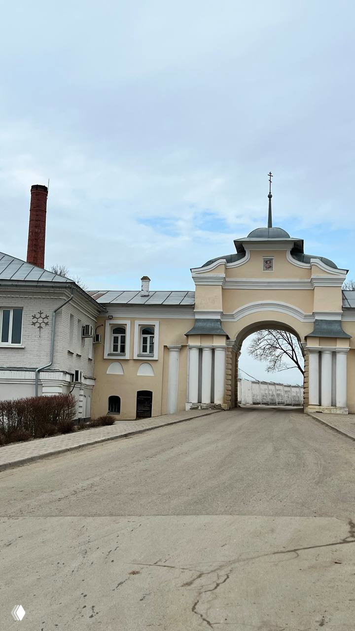 Арочный въездной портал и хозяйственные постройки усадебного комплекса Полотняного Завода, вид с центральной дороги округа