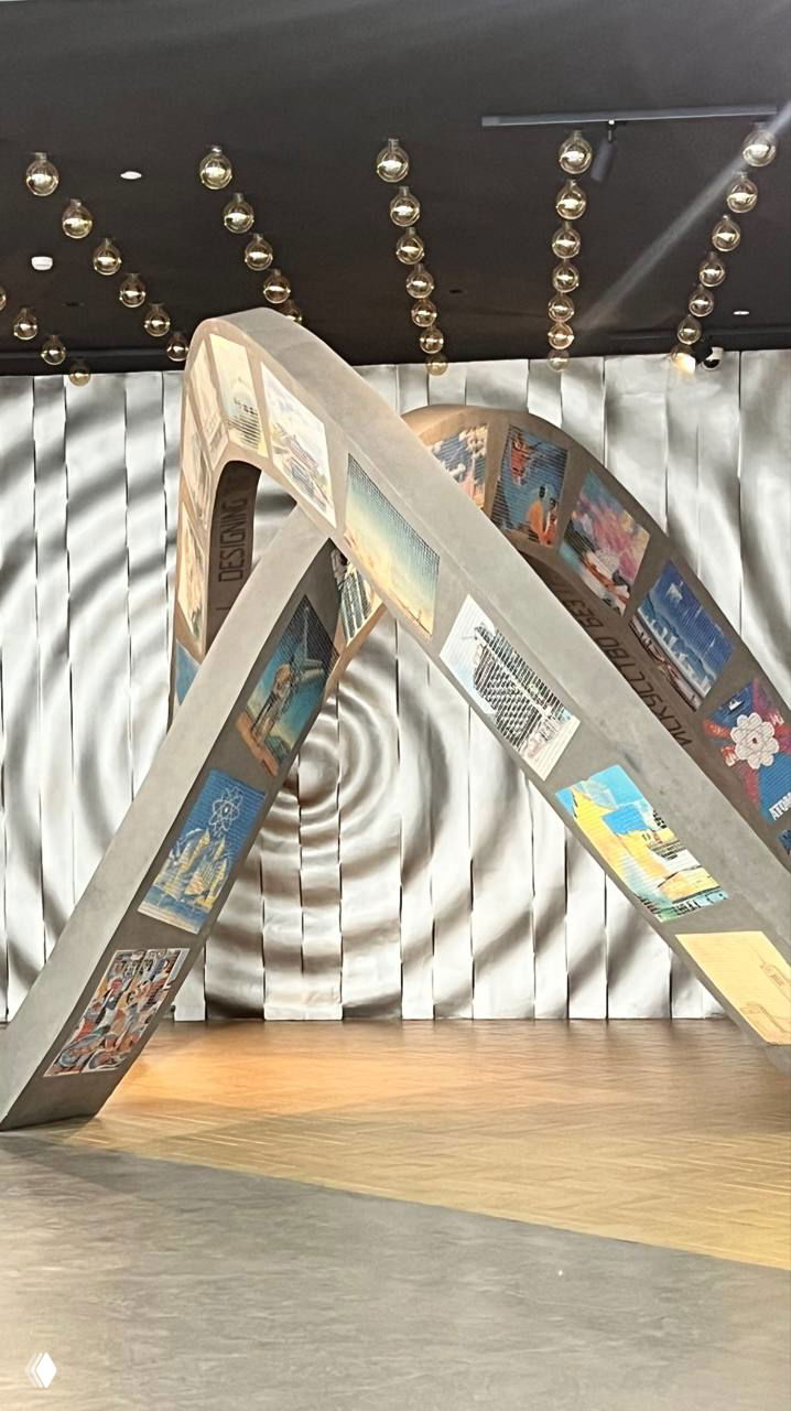 Декоративная арка с прикреплёнными визуальными панелями и рядом расположенным сценическим освещением — интерьерная инсталляция одного из залов музея.