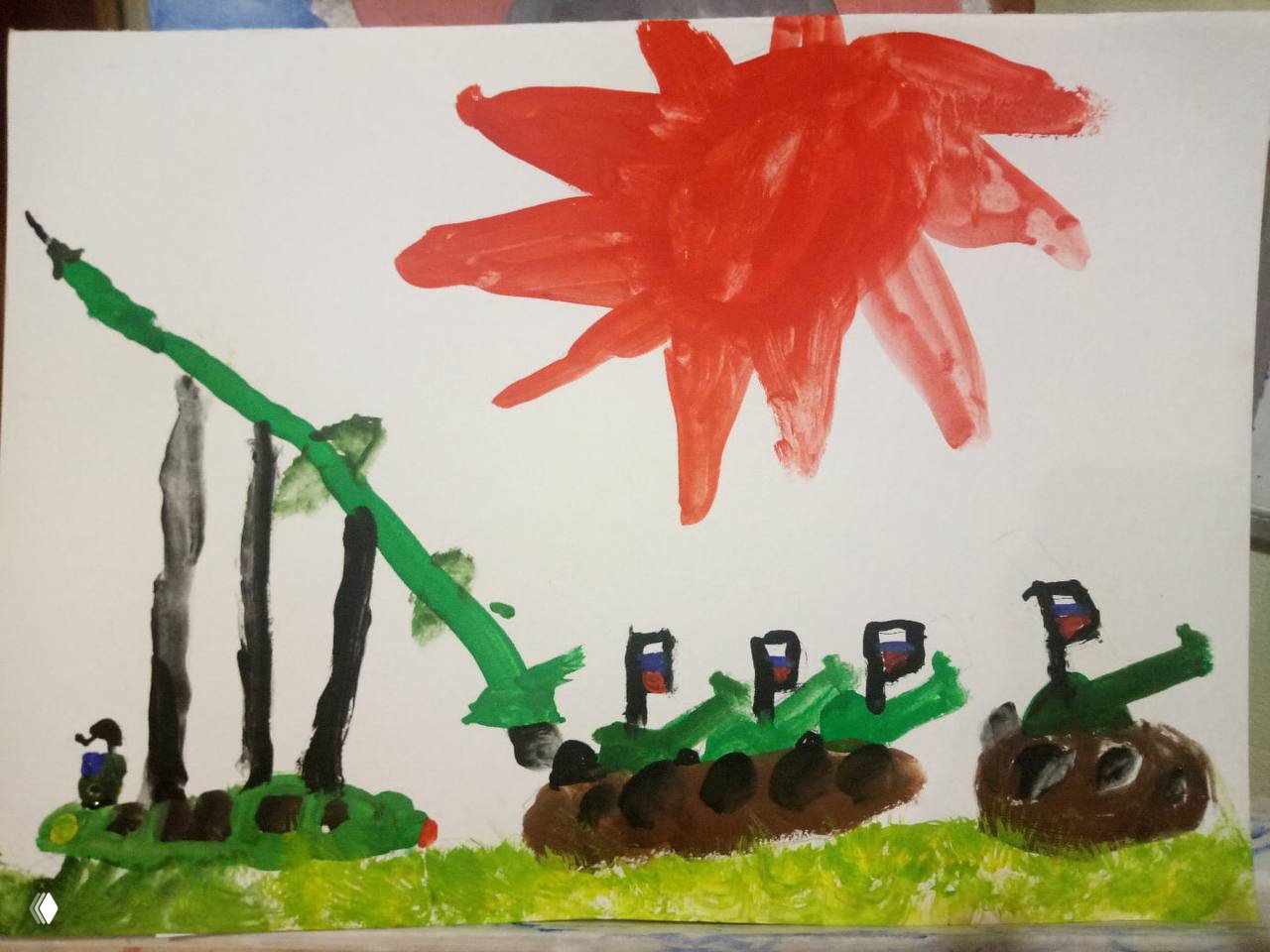 Детский рисунок: зелёные танки на фоне большого красного солнца, на танках маленькие флажки РФ; выполнено гуашью и кистью на белой бумаге, простая наивная манера.