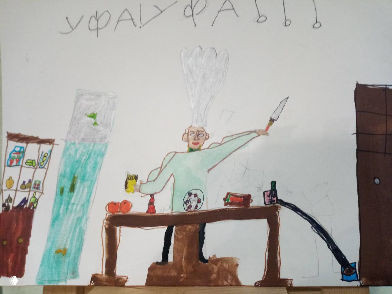 Иллюстрация ребёнка: сцена кухни с шеф‑поваром за столом, элементы натюрморта и бытовые детали, рисунок карандашом и красками, сюжетный эскиз ученика.