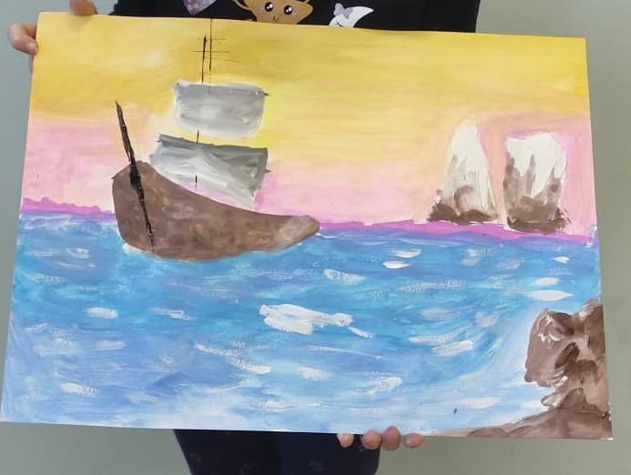 Пейзаж ученика: парусник на закатном фоне, простая детская композиция с розово-жёлтым небом и голубым морем.