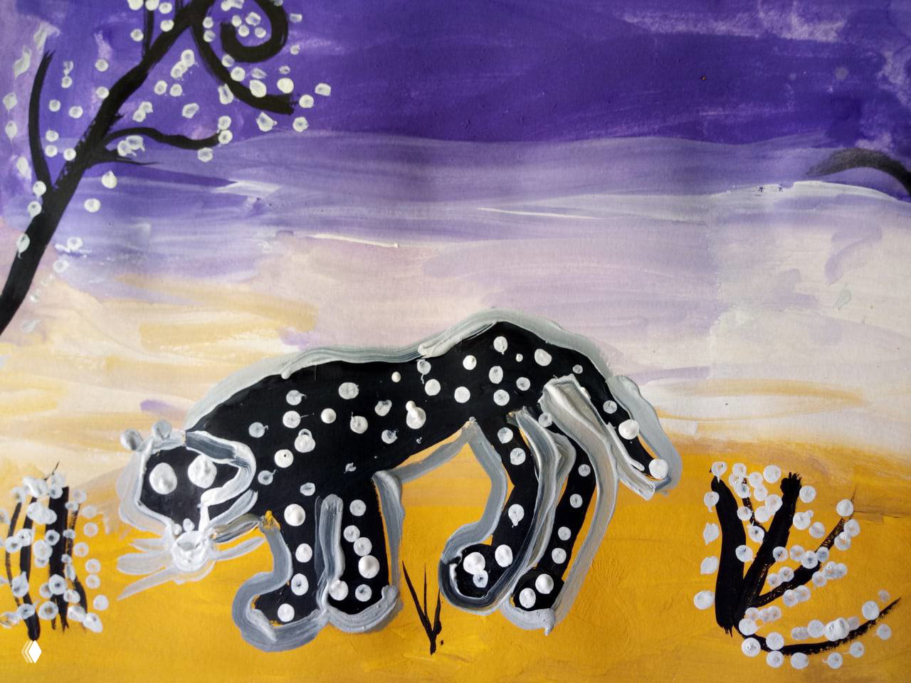 Живописный детский рисунок: чёрное пятнистое животное на жёлто‑фиолетовом фоне, декоративные ветви и точки, выполнено кистью акрилом или гуашью, контрастный фон и силуэт.