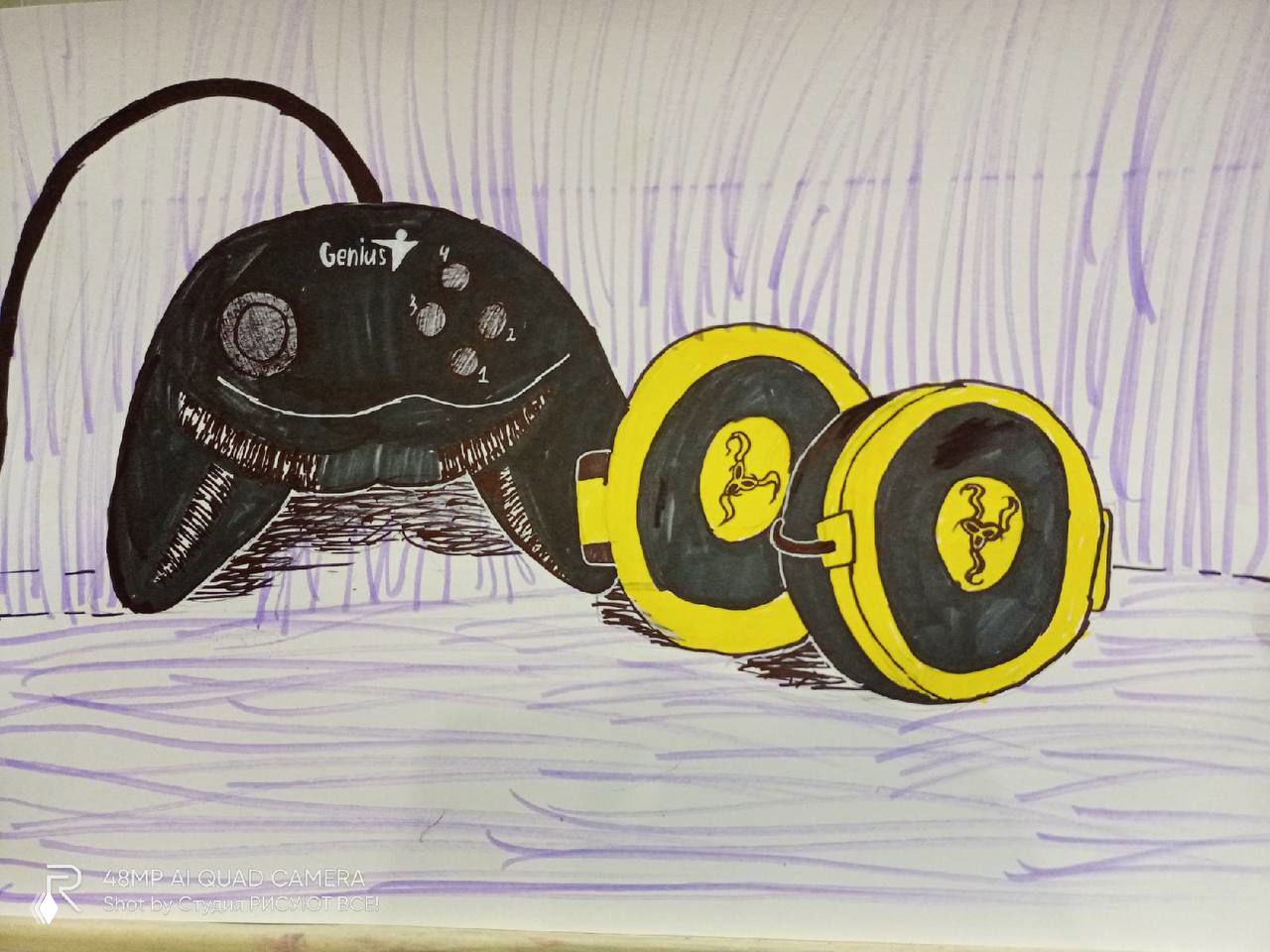 Учебная зарисовка предметов: чёрный игровой джойстик и ярко-жёлтые наушники, выполненные маркерами на белом фоне.