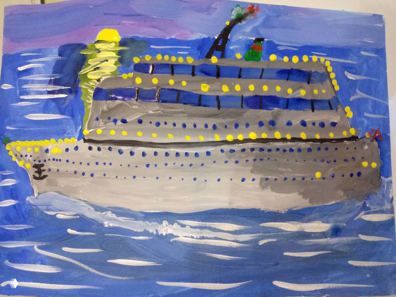 Детская живопись: большой пассажирский корабль на море с множеством жёлтых огней и волнами, выполнялось гуашью или акрилом.