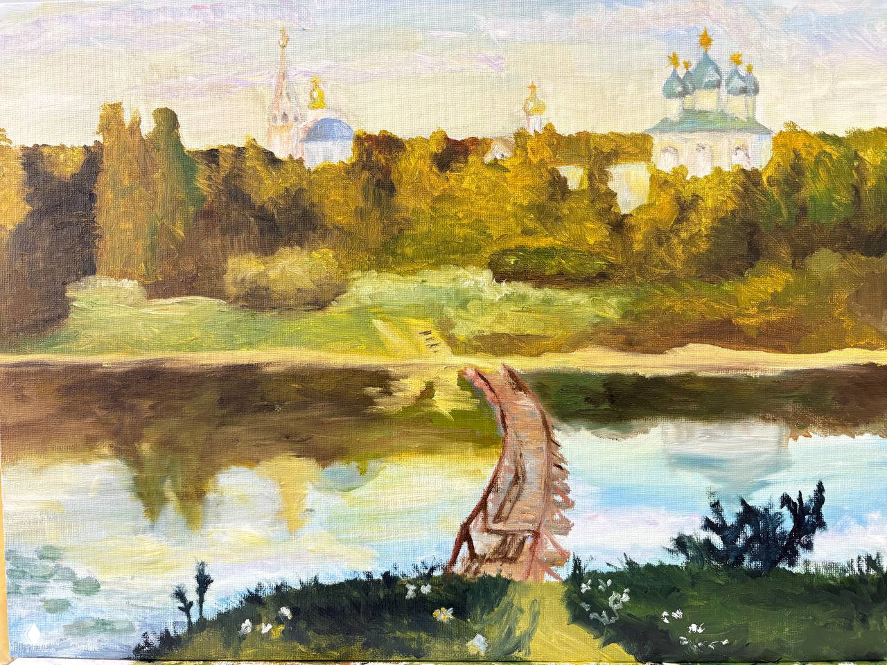 Пейзаж-копия ученика 11–13 лет: река и причал на фоне зелёной полосы с силуэтами церкви, отражения в воде и мягкая палитра.