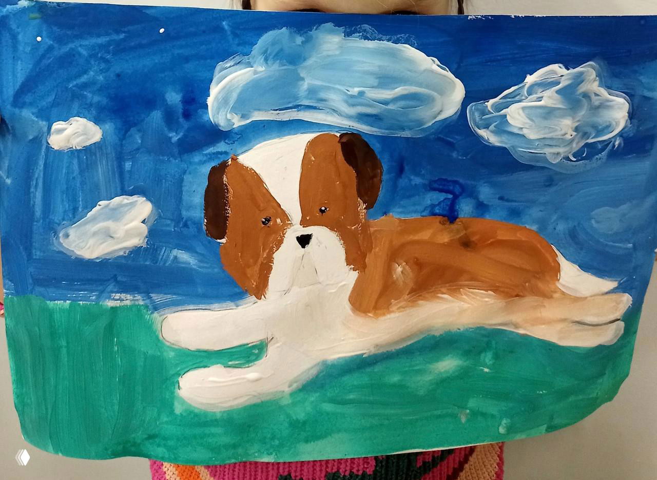 Гуашевая картина сенбернара на фоне неба с облаками, выполненная ребёнком 4–6 лет в технике плоской заливки и простых форм.