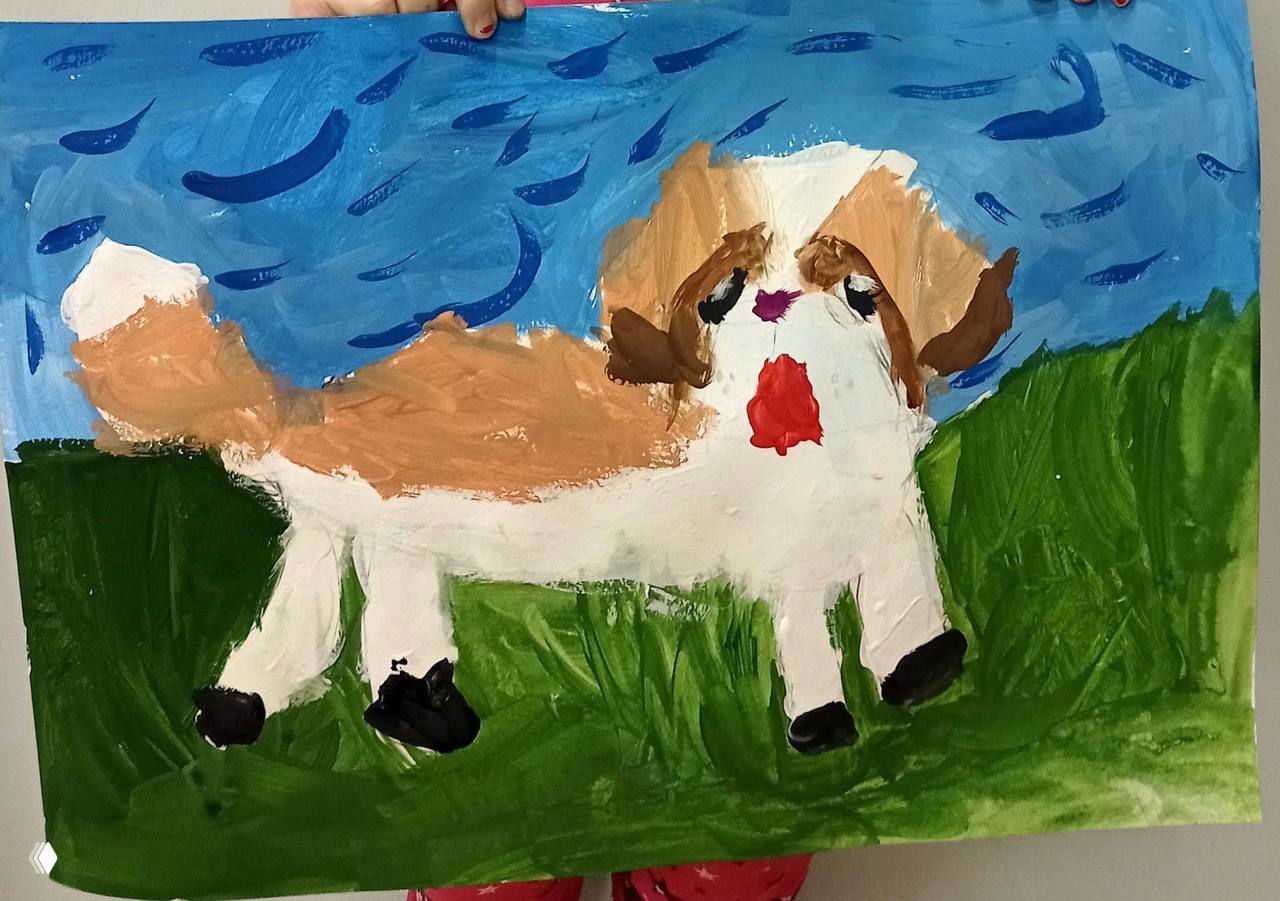 Детская работа: сенбернар в движении на зелёной траве, выразительные мазки и контрастные пятна краски, разная трактовка у каждого ребёнка.