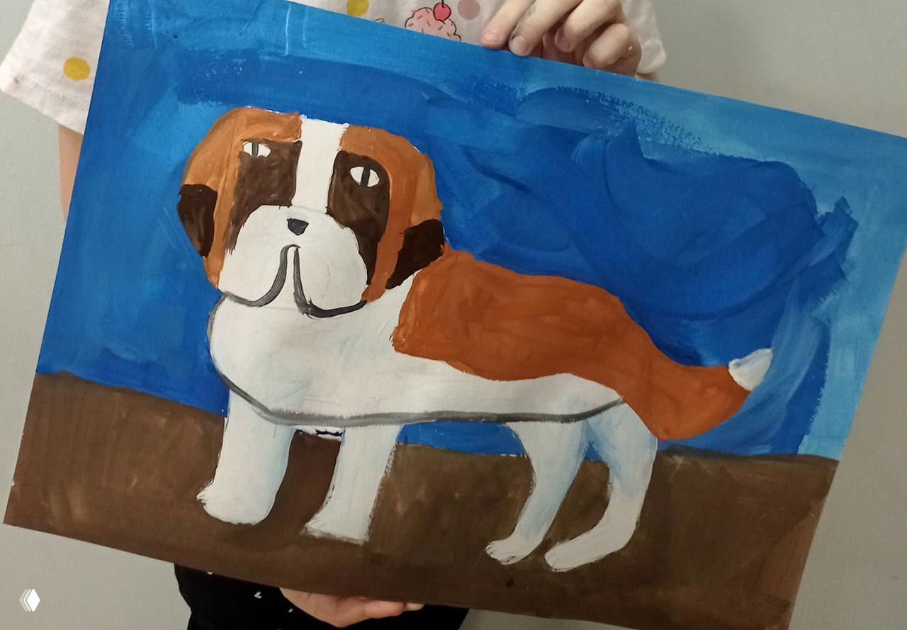 Гуашевая композиция сенбернара с акцентом на морду и пятна, дети держат готовые работы перед собой на уроке рисования.