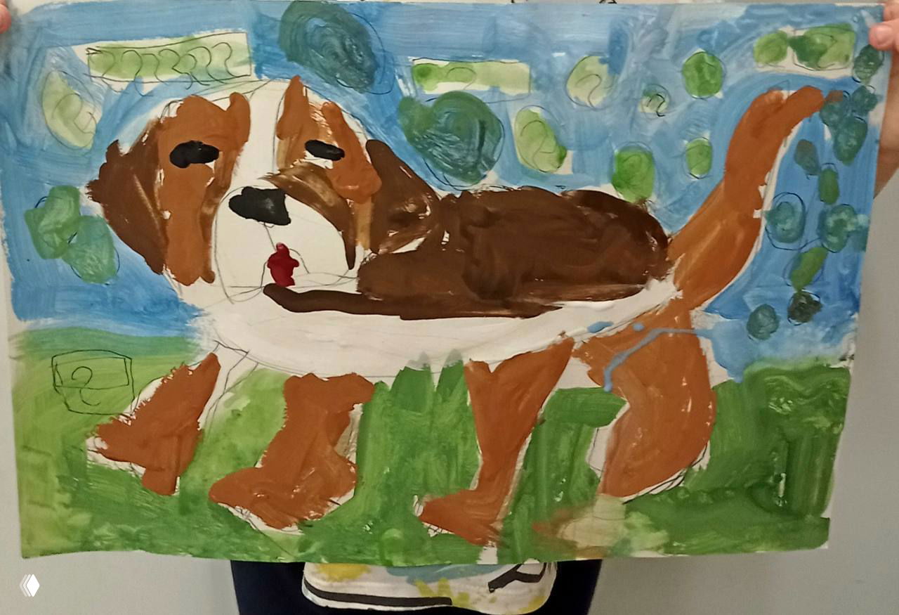 Детская картина сенбернара на синем фоне: упрощённые формы, белые лапы и коричневые пятна, выполнено красками на плотной бумаге.