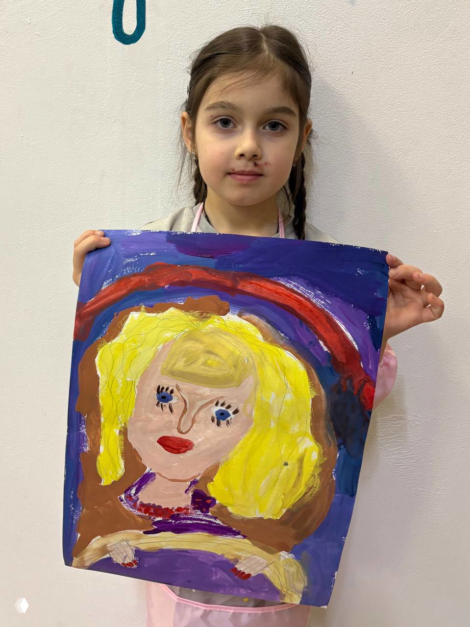 Девочка держит живописный портрет женщины с жёлтыми волосами и яркой помадой, фон фиолетово-коричневый, читается детский стиль и смелая цветовая гамма.