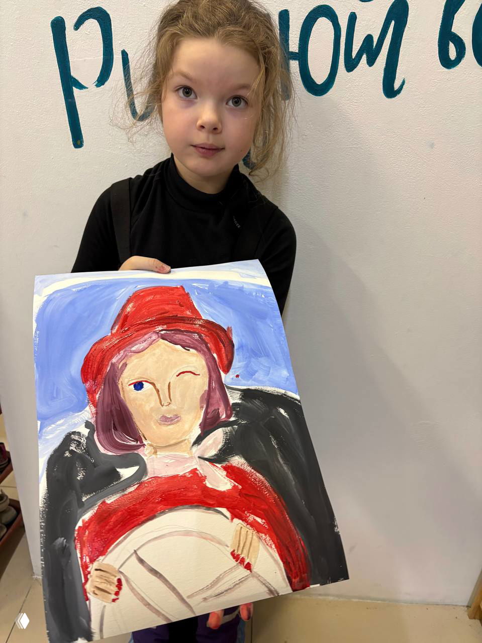 Ученик показывает картину женщины в красной шляпе за рулём: виден руль, крупные плоскости цвета и схематичное выражение лица, заметна динамика мазков.