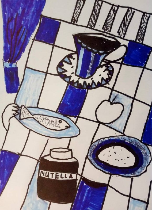 Графический натюрморт маркерами в синих тонах: кружка, рыба на тарелке, банка Nutella и тарелка с кашей на клетчатой поверхности, детская работа.