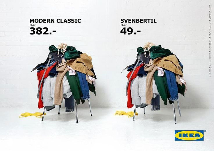 Рекламный креатив IKEA: груда одежды на стуле вместо аккуратного интерьера, визуальный приём, подчеркивающий реальную жизнь вещей и контраст с идеалом.
