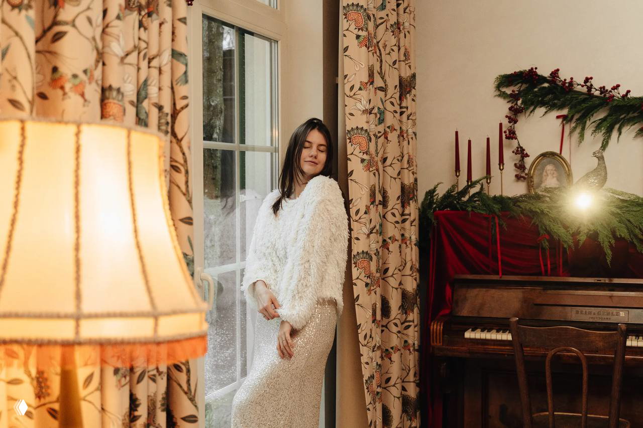 Коня на скаку остановит, в горящую избу войдёт.