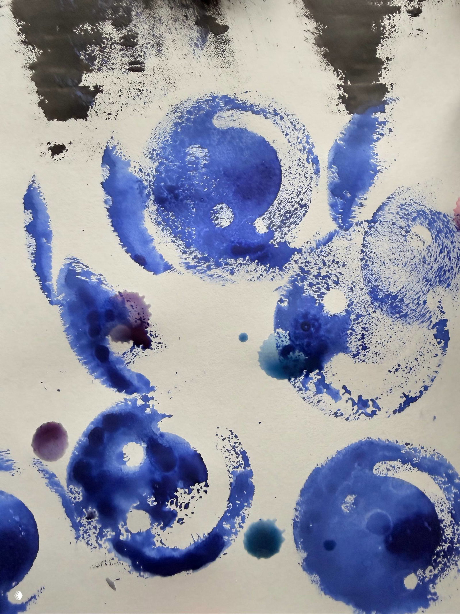 Бумажный стакан с логотипом сервиса на фоне детской площадки; рука держит кофе, вокруг видны элементы игровой зоны и качели.