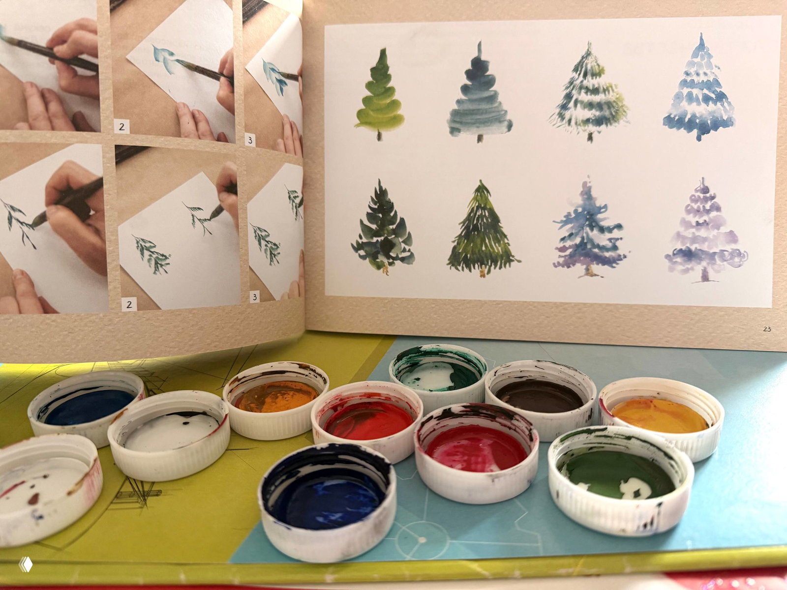 Мальчик в красной куртке карабкается по наклонной канатной горке на спортивной площадке; видно взрослого, подстраховывающего сверху.