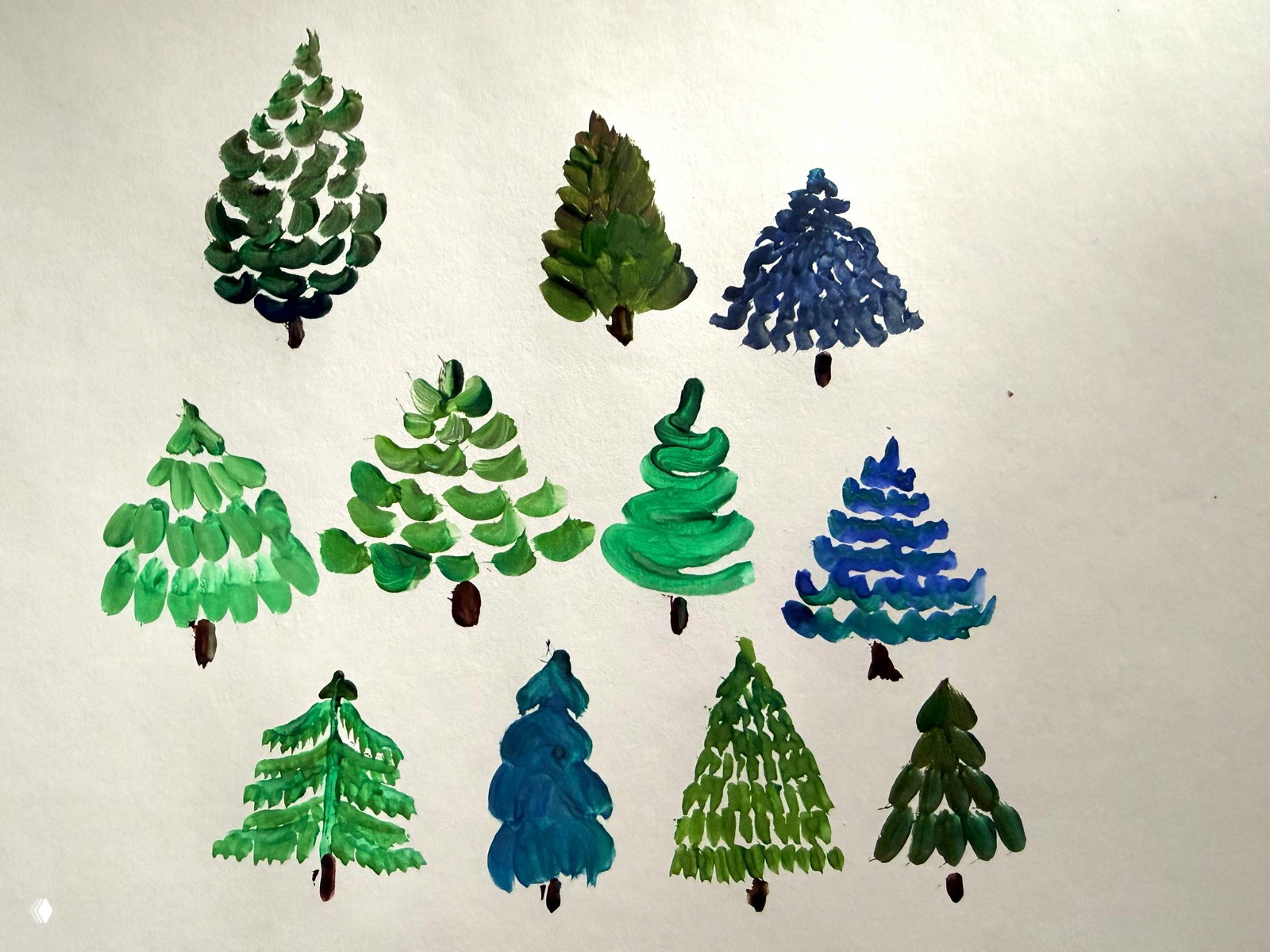 Отец с ребёнком на плечах у зелёной ограды детской площадки; малыш улыбается, вокруг городской двор с игровыми элементами.