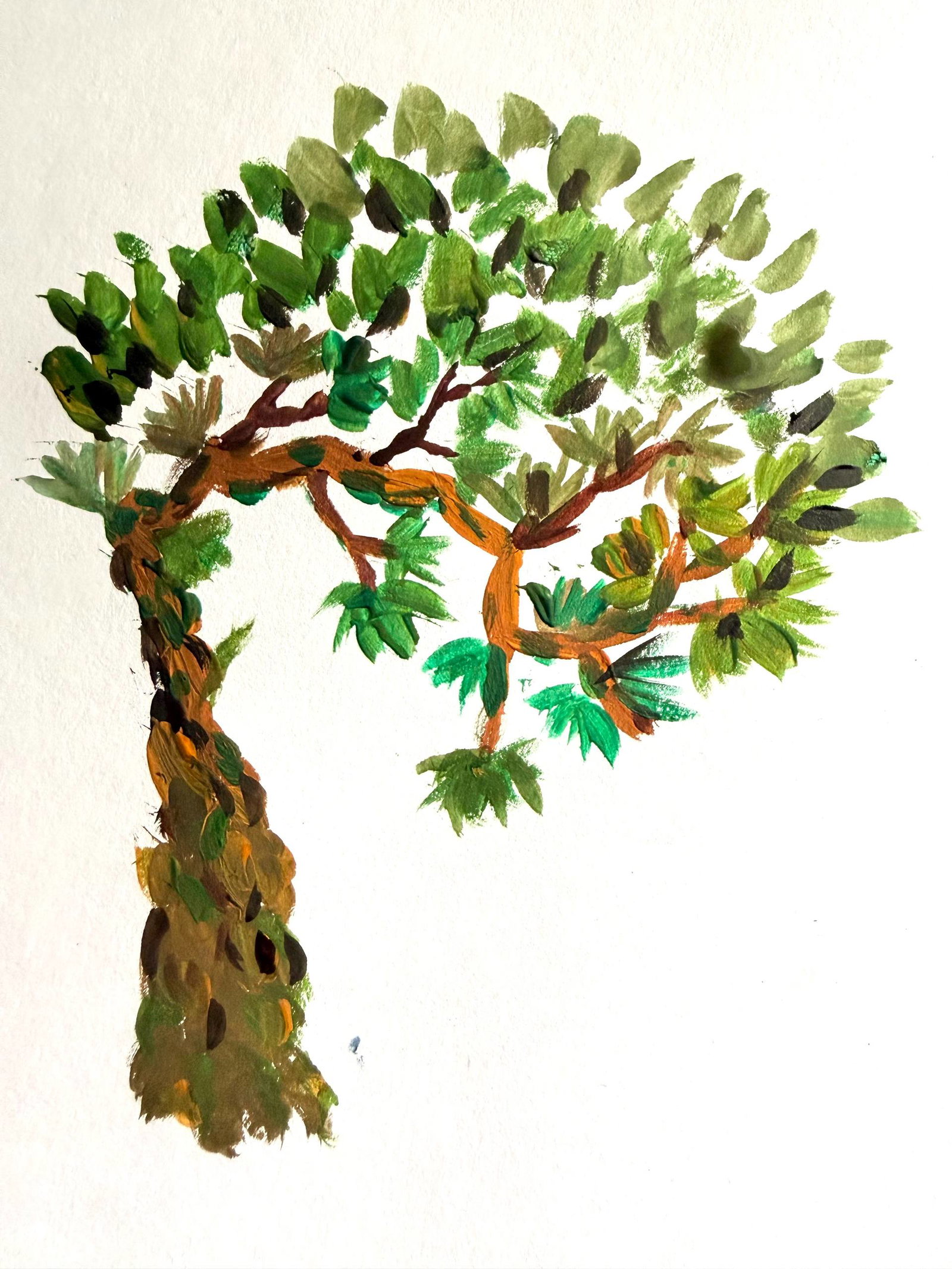 Лист бумаги с отпечатками и синими кругами акварели — детская живопись и текстура краски на бумаге, домашнее занятие по рисованию.