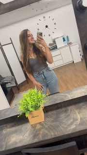 Селфи в зеркале студии: Татьяна Городилова на фоне маникюрной рабочей зоны — иллюстрация теста пылесоса MAX.