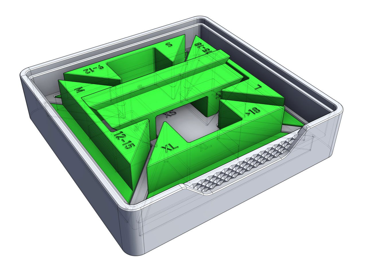 Перспективный вид открытой коробки: нижний ложемент с пятью зелёными 3D-печатными шаблонами, показана плотная компоновка и внутренние стенки.