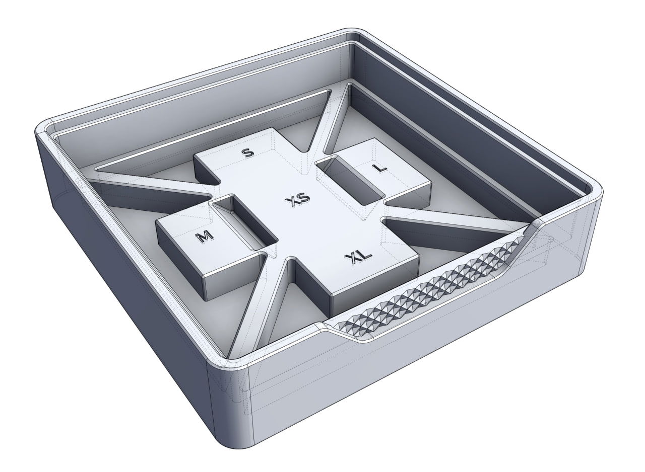 Вид внутрь ложемента: центральная платформа с маркировкой размеров (XS, M, L, XL) и радиальными опорными ребрами для фиксации шаблонов.