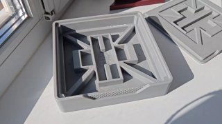 Фотография финального 3D-печатного набора столярных шаблонов в пластиковой коробке; видны шаблоны и магнитная крышка.