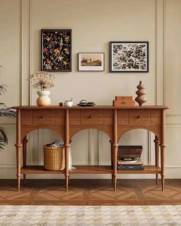 Консоль или комод из светлого ясеня на фоне декоративной стены: акцент на гладкой поверхности, аккуратных формах и нейтральной цветовой гамме.