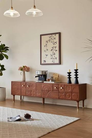 Длинный буфет из ясеня с резными фасадами в гостиной: демонстрация ровных линий, выраженной текстуры и подходящего тёплого оттенка для современных интерьеров.