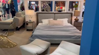 Стенд с мебелью: кровать и мягкая обстановка в шоуруме выставки, демо-образец домашней мебели и уютная презентация.