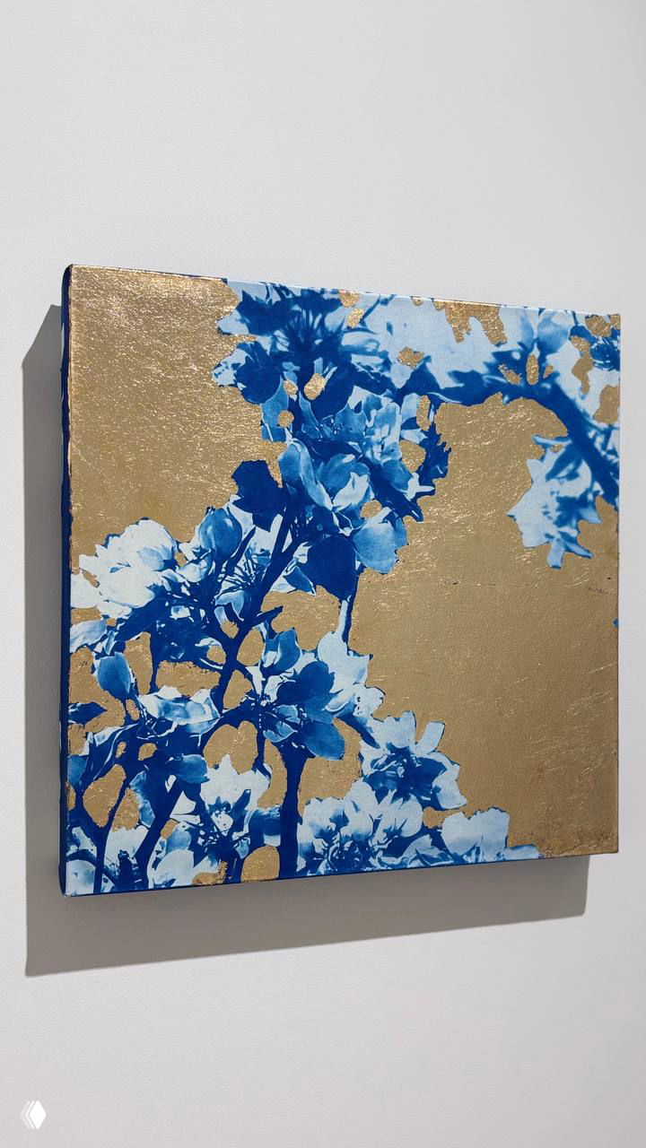 Картина в синих и золотых тонах с изображением цветущих ветвей — одна из работ на стене галереи Culture.