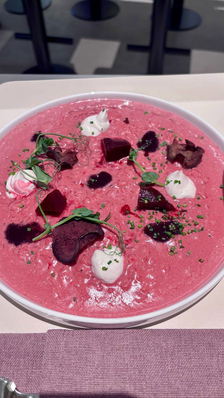 Нежнейшее ризотто со свекольным крем-соусом: ярко-розовая текстура, белые кремовые вставки, кусочки свёклы и тёмные соусы для контраста, украшено зеленью и кедровыми орешками.