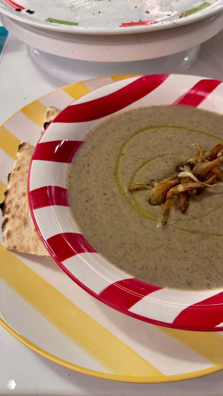 Широкий кадр интерьера Terrapieno: цветные подвесные лампы, неоновая вывеска PIZZA TERRAPIENO, сервированные столы и вид на барную зону.