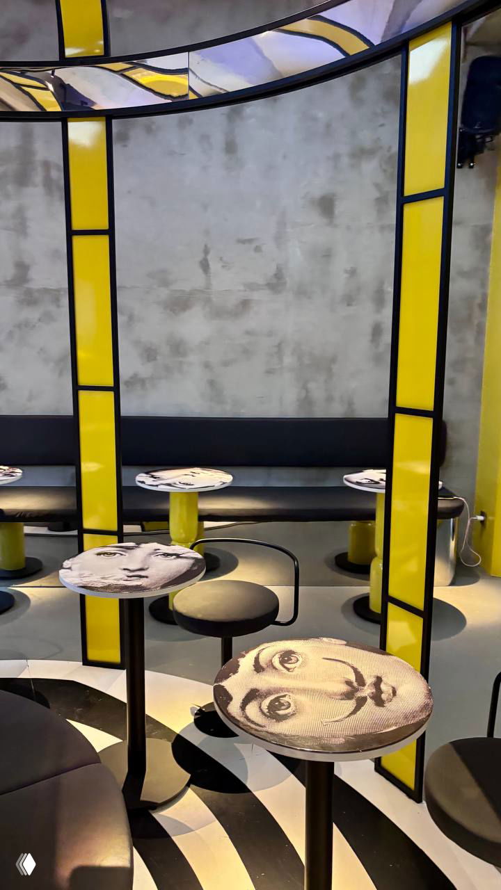 Красивые/Двадцатилетние — бар с каруселью