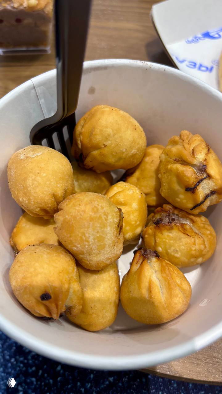 Чаша с хрустящими маленькими жареными банши золотистого цвета, крупный план, видно текстуру теста и равномерную жарку