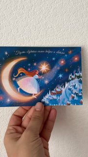 Три небольшие авторские открытки с изображением собак и декоративными рамками, расположенные на подоконнике — пример ассортимента и стиля магазина.