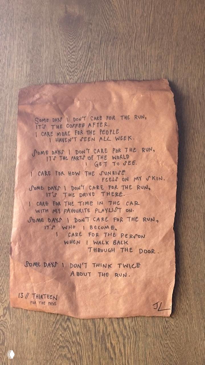 Рукописный лист с прозаическим текстом, прикреплённый на деревянную стену — текст как элемент декора и вдохновения в кофейне.