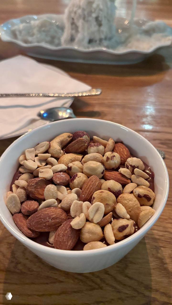 Миска с различными обжаренными орехами — крупный план ореховой шапки, которую автор упоминает в описании трайфла.