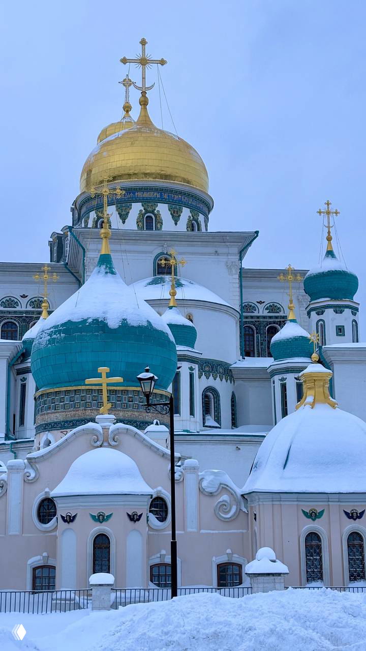 Ближний план куполов и декоративных барабанов собора: бирюзовые и золотые купола с наслоением снега и традиционной православной символикой.