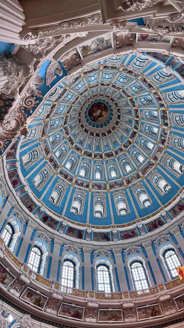 Голубая купольная роспись внутреннего купола собора: концентрический орнамент, окна в барабане и изящная лепнина белых карнизов.