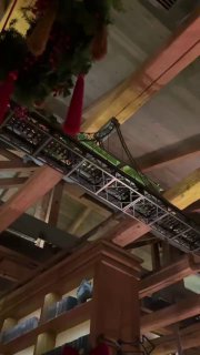 Часть интерьера с металлическим рельсовым путём под потолком — видно конструкцию, по которой ездит декоративный поезд каждые десять минут