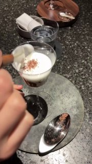 Крупный план: бариста работал с пеной и ложкой — детали сервировки и текстура пены, близкий вид столешницы и приборов.